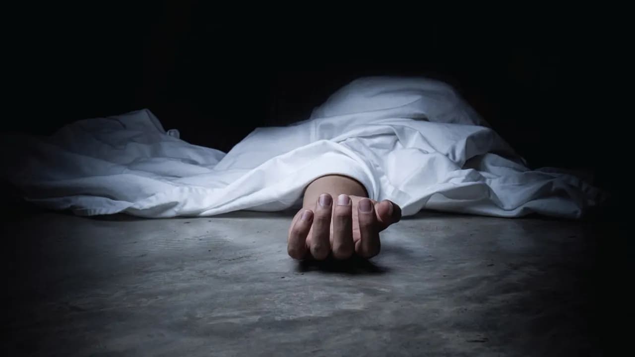 ঢাকা বিশ্ববিদ্যালয়ের ফুটপাত থেকে ভবঘুরে নারীর মরদেহ উদ্ধার