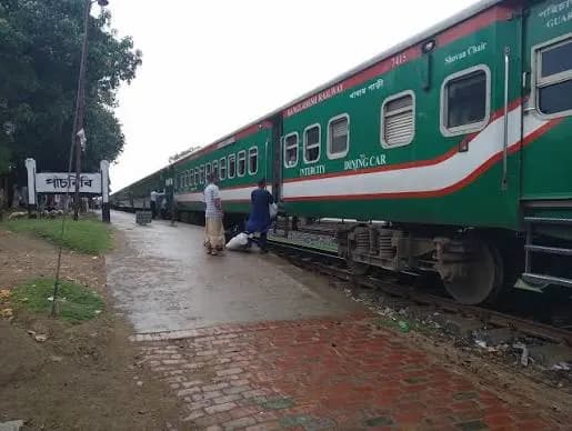 জয়পুরহাট জেলার পাঁচবিবি রেল স্টেশনের যাত্রীদের চরম দুর্ভোগ।