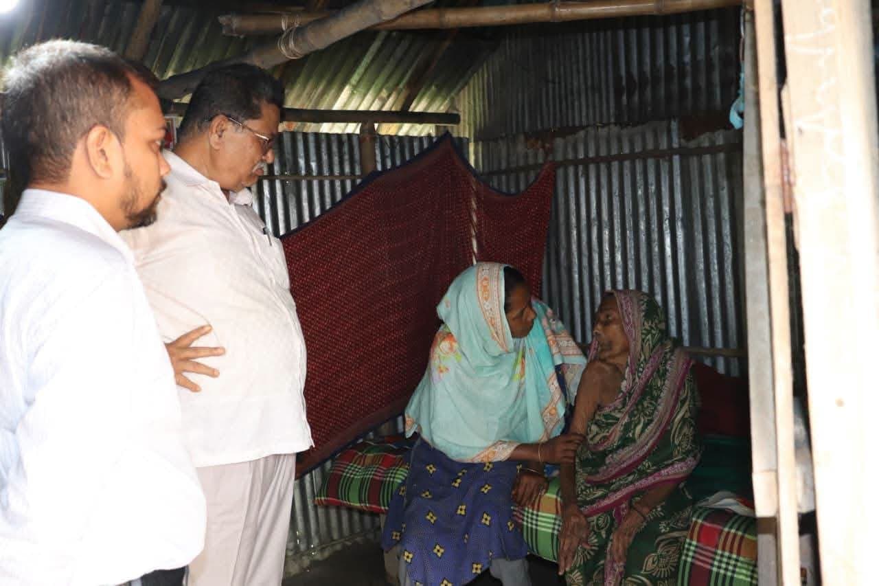 ৯৯ বছরের সাজিরন বেওয়ার পাশে উপজেলা প্রশাসন